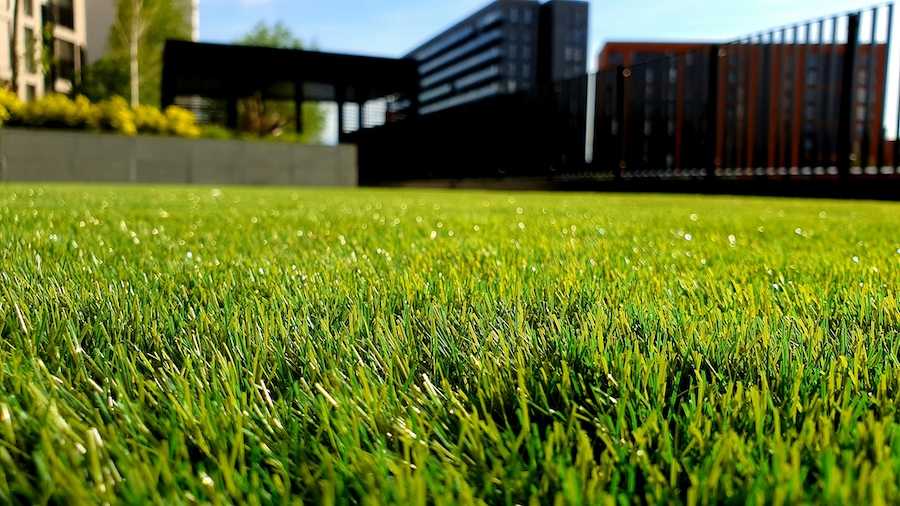 ideas para decorar jardin con cesped artificial